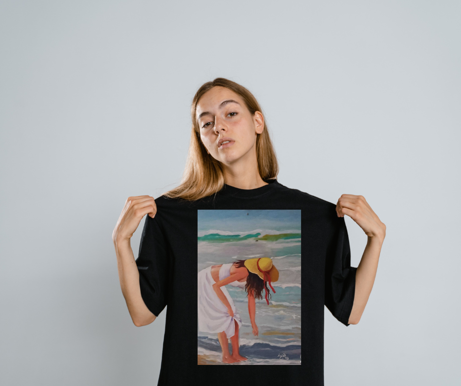 Camiseta unisex con ilustración artística de mujer en la playa | Camiseta exclusiva Artenime - Image 2